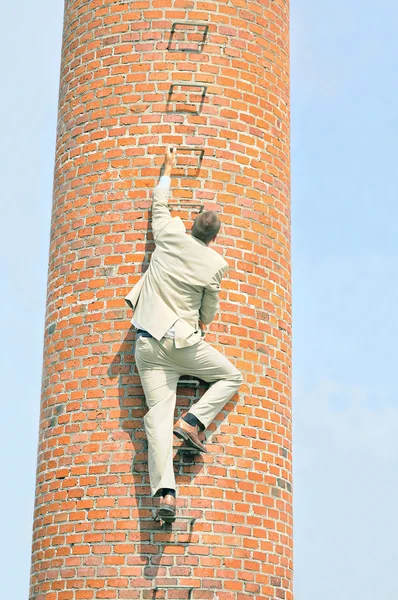 Giovane manager sulla strada per la posizione di vertice — Foto Stock