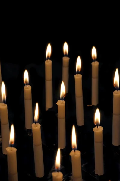 Свечи в католической церкви — стоковое фото