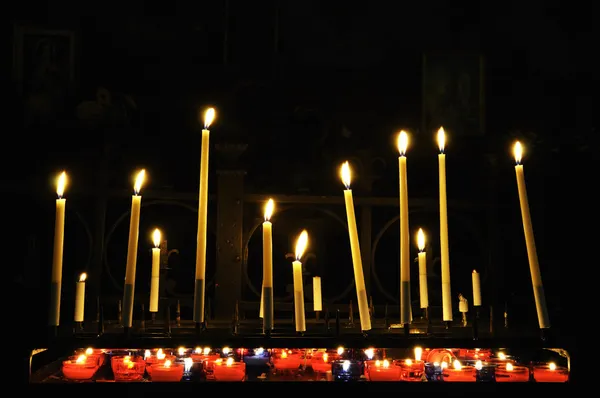 Candele nella chiesa cattolica — Foto Stock