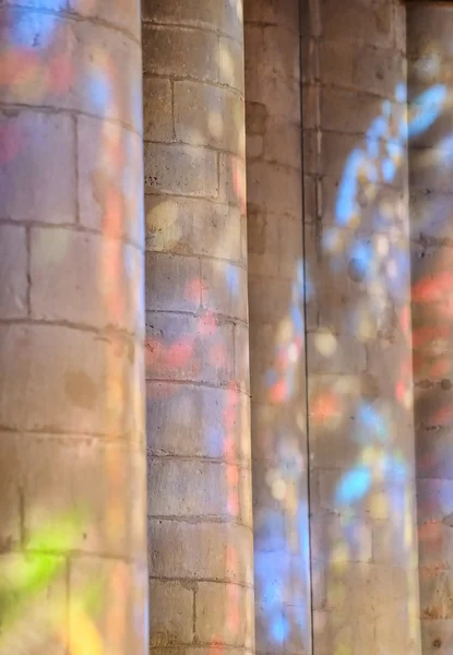 Colorful reflections on church column from stained glass windows — Stock Photo, Image