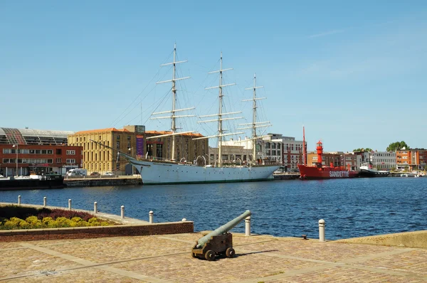 Museum schepen in de haven bereid te aanvaarden openbare op 2 juni 2011 in Duinkerke. — Stockfoto