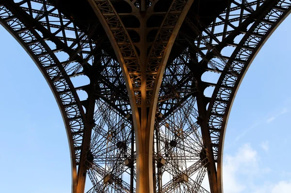 Détails du socle tour Eiffel sous la lumière du soir, Paris, France — Photo