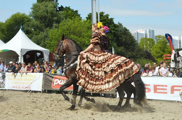 Atlıkarınca kompozisyon euroferia andaluza sırasında İspanyol elbiseler tanımlanamayan biniciler göster — Stok fotoğraf