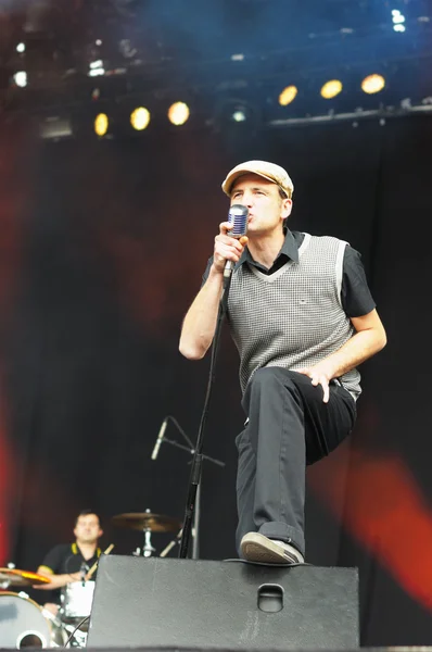 Ведущий вокалист Пьеро из французской рок-группы La Ruda поет на Place des Palais во время фестиваля Fete de la Musique — стоковое фото