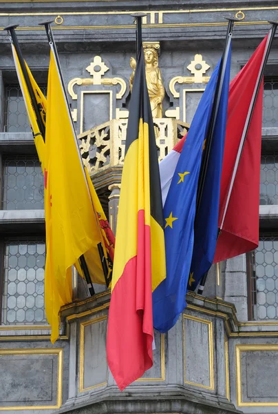 Edificio medievale sul Grand place con bandiere a Tournai - piccola città in Belgio — Foto Stock