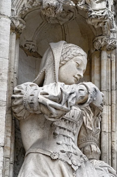 Beautiful statue of young woman in medieval dress on the wall of gothic building in Grand Place in Brussels — Stock Photo, Image