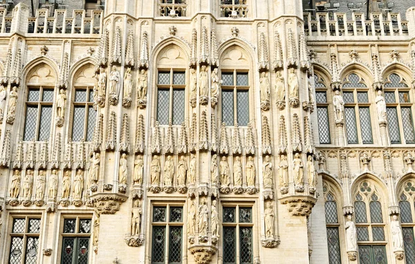Medeltida rådhuset på grand place i Bryssel, Belgien — Stockfoto