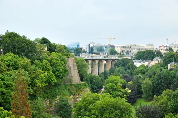 Green valley and a bridge in Luxembourg city in cloudy day — Stok fotoğraf