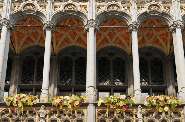 Medieval facade on Grand Place with flowers — Stock Photo, Image