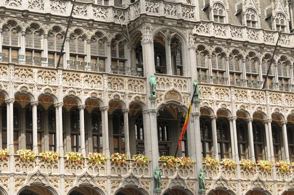 Vinkel syn på dekorerad med blommor medeltida fasad på grand place i Bryssel — Stockfoto