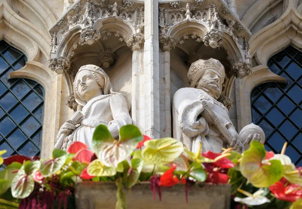 Gothic statue of medieval queen and king decorating facade on Grand Place in Brussels — Stock Photo, Image