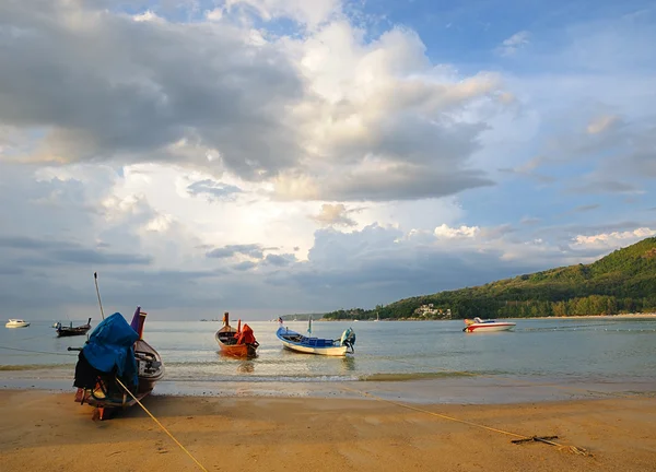 Apus de soare în golful Kamala din Thailanda, insula Phuket în decembrie 2009, acest loc a fost afectat de tsunami în 2004. — Fotografie, imagine de stoc