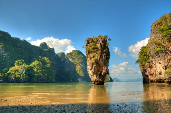 Veduta dell'isola di Ko Tapu vicino a Phuket dalla costa sabbiosa bagnata — Foto Stock