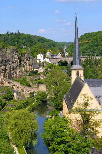 Vue sur la rivière et le pont au centre du Luxembourg en été — Photo