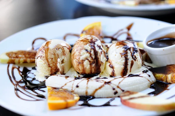 Banana split met vanille-ijs en chocolade siroop — Stockfoto