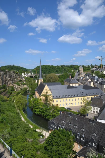 Abbey de Neumunster em Luxembourg City em um dia calmo — Fotografia de Stock