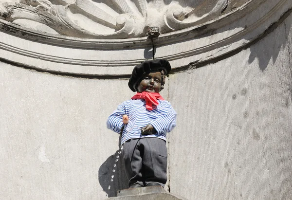 Bryssel manneken pis med basker och baguette i franska nationaldagen — Stockfoto