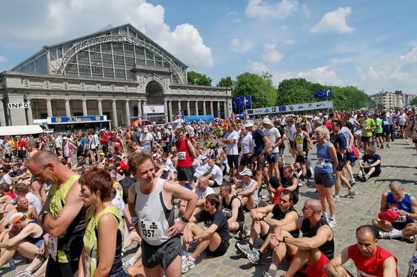 Cerca de 30000 de Participantes de diferentes idades à espera do início da maratona dos "20 km de Bruxelles" — Fotografia de Stock