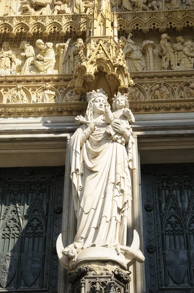 Estatua de la Virgen María a la entrada en la catedral medieval de Koeln, Alemania — Foto de Stock