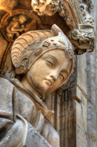 Estatua de Prudence decorando fachada gótica en la Grand Place de Bruselas, Bélgica — Foto de Stock