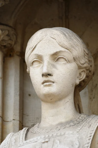 Head of statue of medieval princess from gothic facade on Grand Place in Brussels — Stock Photo, Image