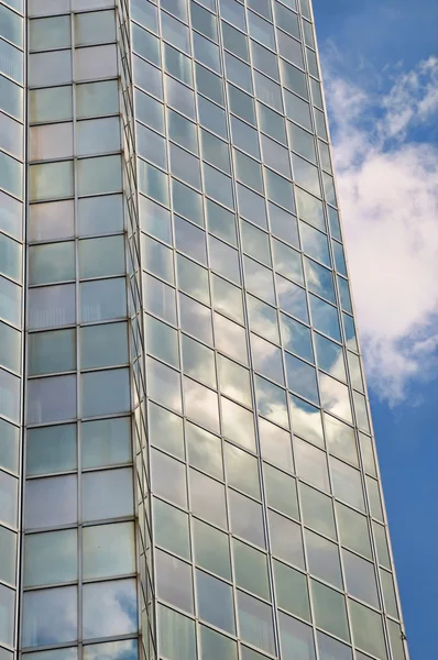 Αντανακλάσεις ουρανό στα παράθυρα της σύγχρονης ουρανοξύστης — Φωτογραφία Αρχείου