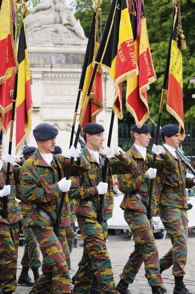 Soldados belgas traen banderas nacionales a Place des Palais durante el Día Nacional de Bélgica —  Fotos de Stock