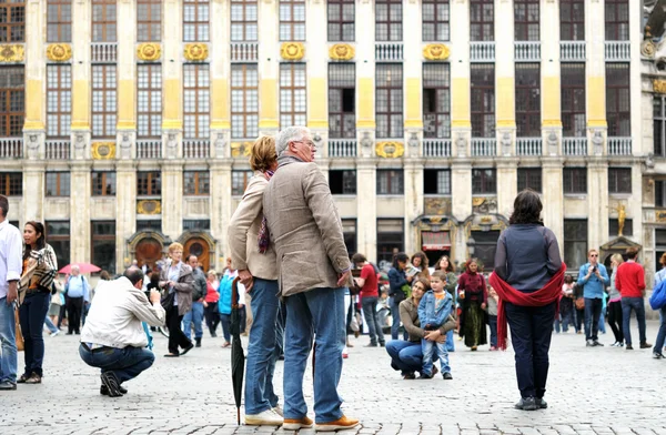 Uno dei luoghi turistici più visitati - Grand Place era particolarmente affollata durante la Giornata Nazionale del Belgio — Foto Stock