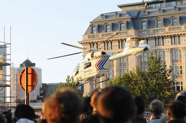 Un hélicoptère de la police belge quitte la place Poelaert après la fête nationale de Belgique — Photo