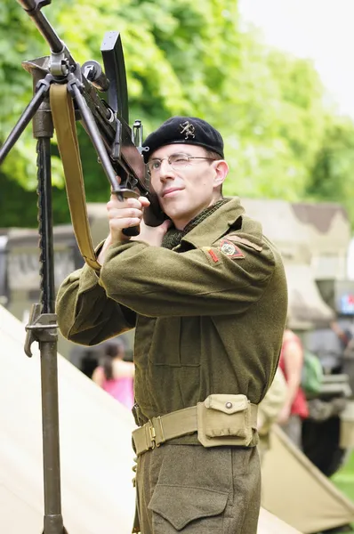 Unbekannter Soldat zeigt historische Waffe beim belgischen Nationalfeiertag — Stockfoto
