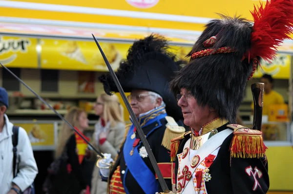 Des artistes non identifiés montrent l'uniforme militaire des siècles passés lors des célébrations de la fête nationale de Belgique le 21 juillet 2012 à Bruxelles — Photo