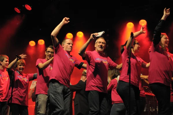 Bruxelles Zingt! ejecutantes terminan su concierto en la noche del Día Nacional de Bélgica celebraciones en frente de la iglesia Petit Sablon — Foto de Stock