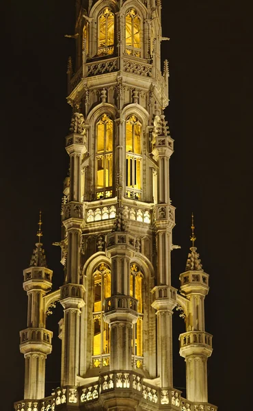 Torre del Hotel De Ville en Bruselas, Bélgica por la noche — Foto de Stock