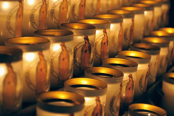 Speciaal ontworpen kaarsen met afbeelding van Maria verlicht door bezoekers van notre dame de paris op 22 maart 2009 in Parijs. — Stockfoto
