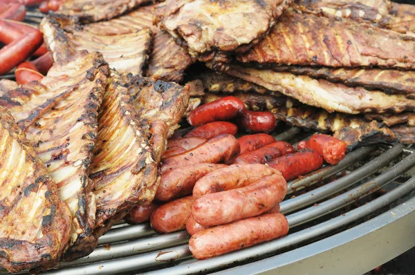 Cozinhar ao ar livre de diferentes tipos de carne — Fotografia de Stock