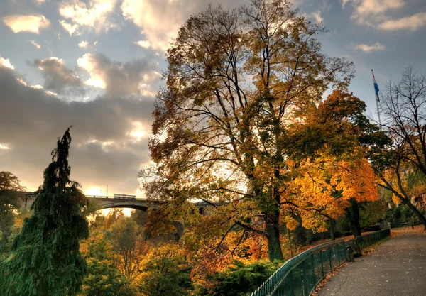 Pôr do sol no Luxemburgo, no Outono, com vista para Ponte Adolphe — Fotografia de Stock