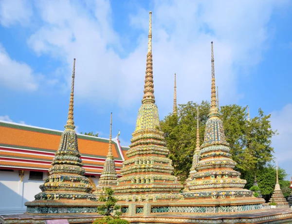 Pagodas in buddhist temple in Bangkok, Thailand. — Stock Photo, Image