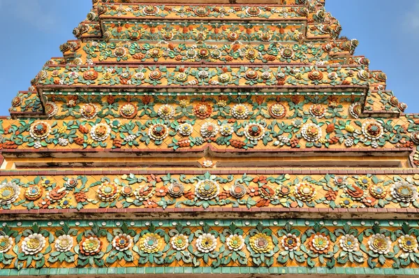 Schöne Pagodenwand in buddhistischem Tempel in Bangkok — Stockfoto