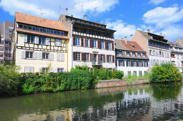 Pohled z řeky turistická oblast "petite france" ve Štrasburku, Francie s odrazy ve vodě — Stock fotografie