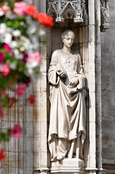 Standbeeld van middeleeuwse prinses op de muur van gotische gebouw in grote markt in Brussel — Stockfoto