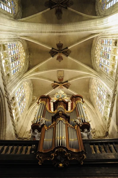 Interior de la iglesia católica en Bruselas, Bélgica — Foto de Stock