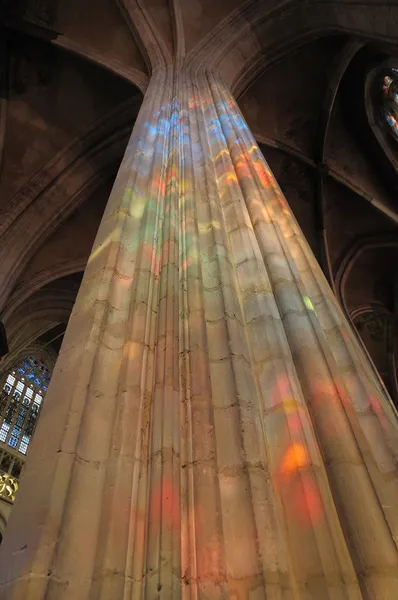 Kolom in de katholieke kerk in Brussel met reflecties van gebrandschilderde ramen — Stockfoto