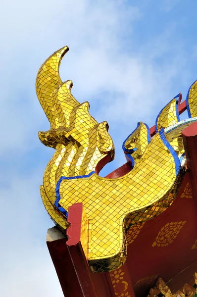 Belo elemento do telhado do templo budista em Bangkok, Tailândia — Fotografia de Stock