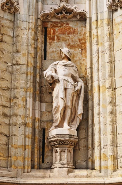 Statue eines Ritters im mittelalterlichen Kostüm an der Wand der zierlichen Sablonkirche in Brüssel, Belgien — Stockfoto