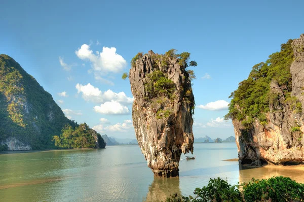 Isola di Ko Tapu in Thailandia e nelle colline circostanti — Foto Stock