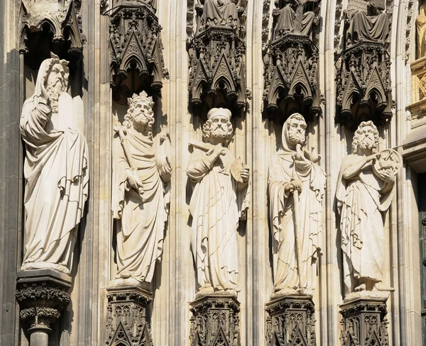 Heiligenbeelden inzake binnenkomst in middeleeuwse kathedraal in koeln, Duitsland — Stockfoto