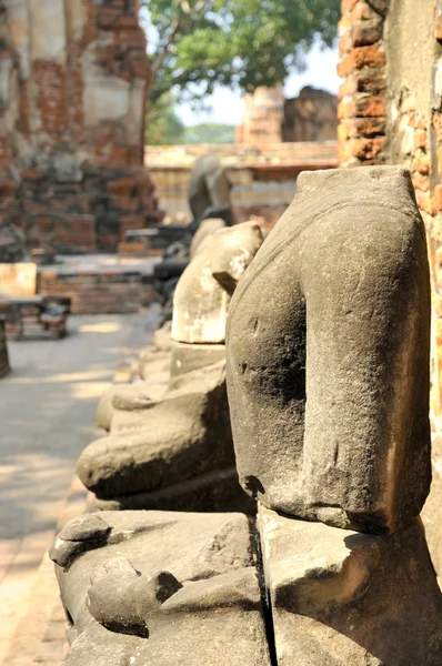 Ruínas e estátuas de Buda em Ayutthaya, antiga capital da Tailândia — Fotografia de Stock