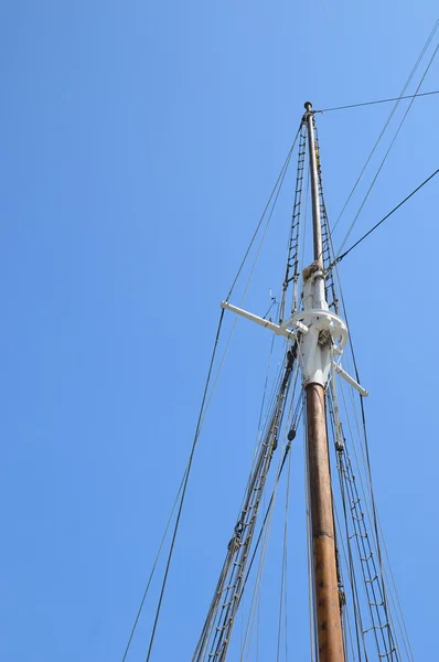 Stok van zeilboot op blauwe hemelachtergrond — Stockfoto