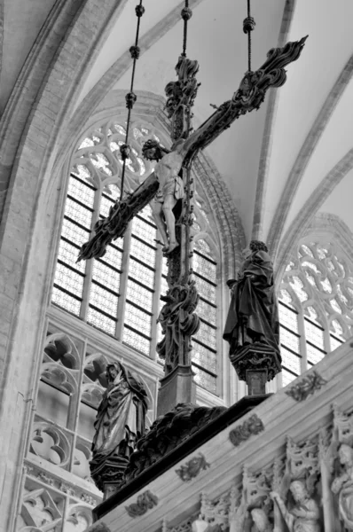 Zwart-wit beeld van kruis in de kathedraal van leuven — Stockfoto