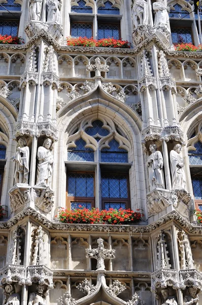 Architecturale details van middeleeuwse gotische gebouw van hotel de ville in leuven — Stockfoto